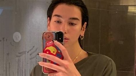 dua lipa shower selfie|Dua Lipas Bathroom: Fans Think They Spotted NSFW。